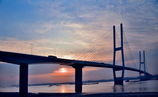 橋梁結(jié)構(gòu)健康監(jiān)測系統(tǒng)，提升橋梁智慧化建設(shè)(圖1)